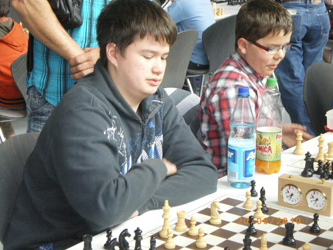 Mathieu Hillen in Aktion, neben ihm sitzt U14 Sieger Lars Werkmann, gegen den Mathieu in der dritten Runde unterlag