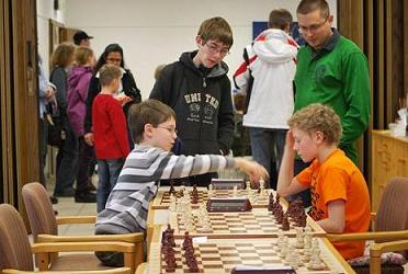 Christopher Bach (links) und Jacob Glass (rechts) spielen und analysieren auch noch nach Turnierende.